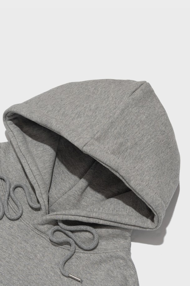 "ARCH LOGO OVER HOOD 티셔츠 (GRAY)"는 부드러운 면 소재로 제작되어 편안한 착용감을 선사하는 오버핏 후드 티셔츠입니다. 캐주얼, 스트릿 스타일을 연출하기 좋으며, 봄, 가을, 겨울 시즌 데일리룩으로 활용하기 좋습니다. 넓은 아치 로고 프린팅이 돋보이며, 두꺼운 두께감으로 따뜻하게 입을 수 있습니다. 집콕룩이나 겨울철 편안한 스타일을 위한 완벽한 선택입니다. 긴 소매 기장으로 활동성을 더했습니다.
