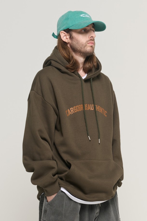 ARCH LOGO OVER HOOD 티셔츠 (카키)는 남녀 모두 착용 가능한 오버핏 후드 티셔츠입니다. 면과 폴리에스테르 혼방 소재로 제작되어 부드러운 촉감과 두꺼운 두께감을 자랑하며, 봄, 가을, 겨울철에 착용하기 좋습니다. 가슴 부분의 아치형 로고 디자인과 레터링 패턴이 캐주얼하면서도 스트릿한 무드를 연출합니다. 일상 및 캐주얼 룩에 활용하기 좋으며, 특히 겨울철 데일리룩에 따뜻함과 스타일을 더해줍니다.
