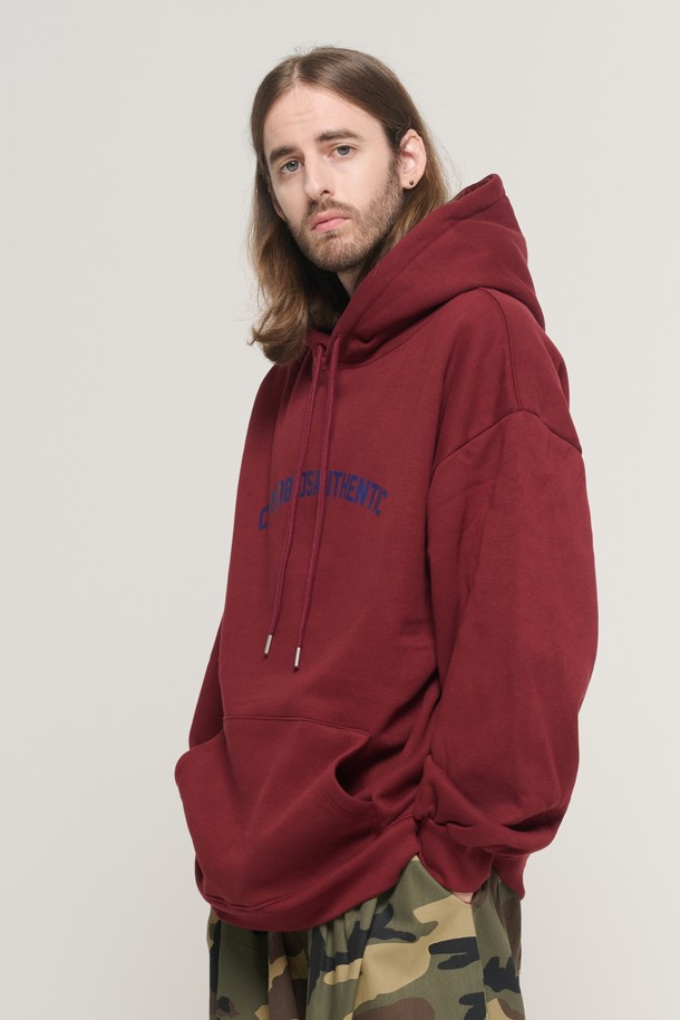 ARCH 로고 오버 후드 티셔츠 (버건디)는 캐주얼하고 스트릿한 스타일을 연출하기에 적합한 후드 티셔츠입니다. 면과 폴리에스테르 혼방 소재로 제작되어 부드러운 촉감을 선사하며, 두꺼운 두께감으로 따뜻하게 착용할 수 있습니다. 아치형 로고 디테일이 돋보이며, 오버핏 디자인으로 편안한 착용감을 제공합니다. 남녀 모두 착용 가능하며, 봄, 가을, 겨울철에 일상 및 캐주얼룩에 활용하기 좋습니다. 긴 소매 기장과 레귤러 기장으로 다양한 스타일링이 가능합니다.
