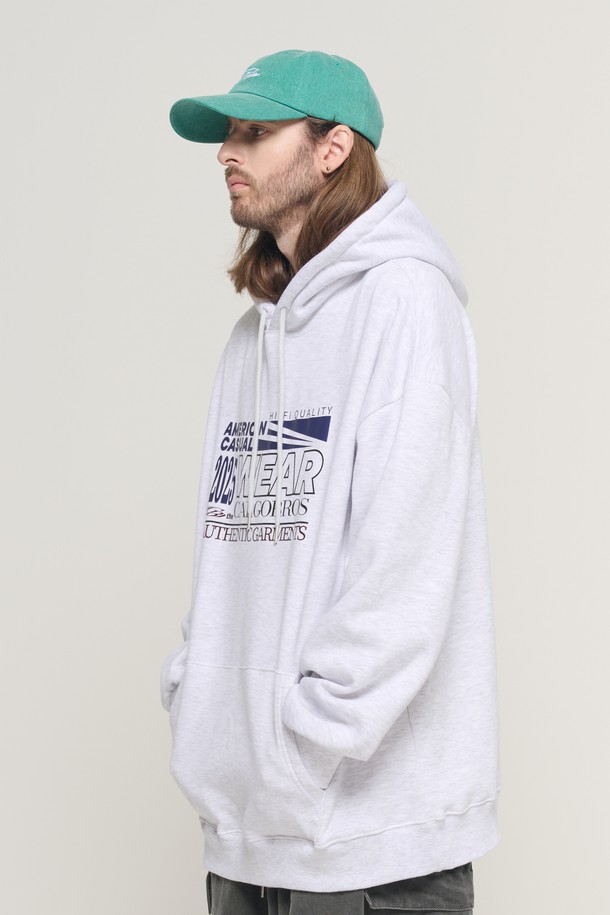 TECH GARMENT OVER HOOD 티셔츠 (라이트 그레이)는 캐주얼, 스트릿, 미니멀 스타일을 아우르는 남성용 후드 티셔츠입니다. 두꺼운 면 소재로 제작되어 부드러운 촉감을 선사하며, 오버사이즈 실루엣과 오버핏으로 편안한 착용감을 제공합니다. 긴소매 디자인에 로고 또는 프린트 무늬가 더해져 포인트를 줍니다. 봄, 가을, 겨울철 데일리룩에 적합하며, 테크 가먼트 스타일을 완성합니다. 라이트 그레이 컬러는 다양한 스타일과 쉽게 매치할 수 있습니다.
