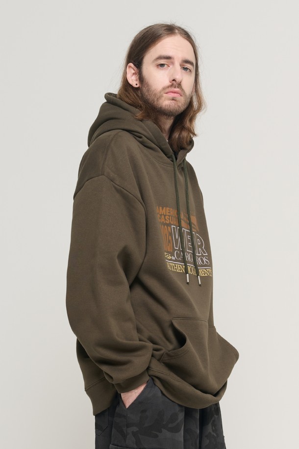TECH GARMENT OVER HOOD 티셔츠 (카키)는 남녀 모두 착용 가능한 오버핏 후드 티셔츠입니다. 가을, 겨울 시즌을 위한 두꺼운 두께감의 면, 폴리에스테르 혼방 소재로 제작되어 부드러운 촉감을 선사합니다. 스트릿 무드를 살린 그래픽 디자인과 테크니컬 디자인 요소가 돋보이며, 넉넉한 루즈핏으로 편안한 착용감을 제공합니다. 일상, 겨울 데일리룩, 집콕룩, 산책룩 등 다양한 TPO(Time, Place, Occasion)에 활용할 수 있으며, 캐주얼, 스트리트, 미니멀 스타일을 모두 소화합니다.
