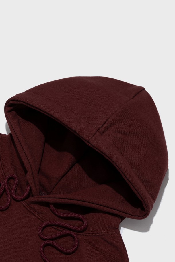 TECH GARMENT OVER HOOD 티셔츠 (버건디)는 모던, 스트릿 스타일을 즐기는 당신을 위한 후드 티셔츠입니다. 간절기와 겨울 시즌에 적합하며, 면과 폴리에스터 혼방 소재로 제작되어 부드러운 촉감을 선사합니다. 오버핏으로 편안한 착용감을 제공하며, 긴 소매와 후드 디자인으로 보온성을 높였습니다. 테크 감성의 시즌 아트워크와 스타일리시한 브랜드 아이덴티티가 돋보이며, 일상 및 동네 마실룩에 적합합니다. 버건디, 블랙, 라이트 그레이, 카키 등 다채로운 컬러 옵션으로 만나보세요.
