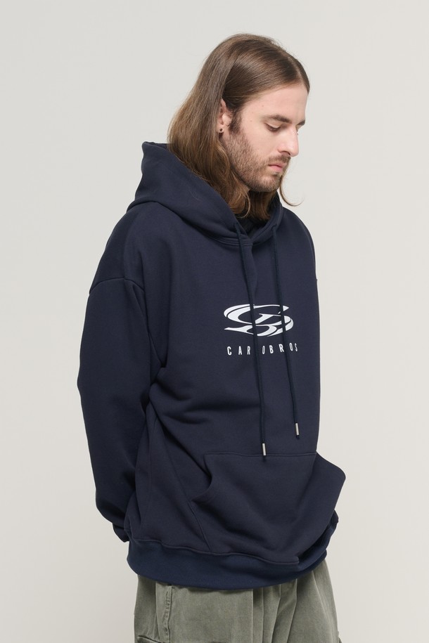 네이비 컬러의 CIRCLE LOGO OVER HOOD 티셔츠입니다. 넉넉한 오버핏 실루엣으로 편안한 착용감을 선사하며, 스트릿 및 캐주얼 스타일을 연출하기 좋습니다. 부드러운 면과 폴리에스테르 혼방 소재로 제작되어 봄, 가을, 겨울 다양한 계절에 활용 가능합니다. 더블 레이어드 후드와 캥거루 포켓 디테일, 그리고 로고 그래픽 프린팅으로 포인트를 더했습니다. 집콕룩, 겨울 데일리룩, 산책룩 등 폭넓은 TPO에 활용할 수 있습니다.
