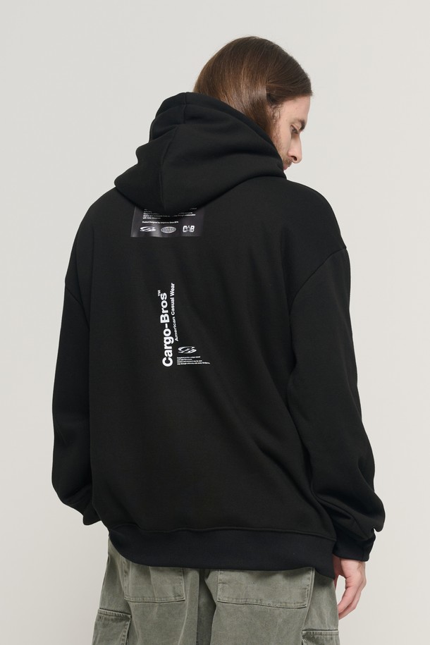 레터링 포인트 오버 후드 티셔츠 (블랙)는 캐주얼, 스트릿 스타일을 즐기는 남성들을 위한 겨울철 필수 아이템입니다. 부드러운 면 소재로 제작되어 뛰어난 착용감을 자랑하며, 후드 디자인과 오버핏으로 편안한 활동성을 제공합니다. 두꺼운 두께감으로 보온성을 높였으며, 레터링 프린트가 돋보이는 디자인이 특징입니다. 일상, 집콕, 산책 등 다양한 TPO에 활용 가능하며, 데일리룩에 개성을 더해줍니다.
