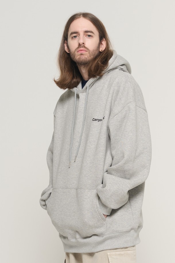 레터링 포인트 오버 후드 티셔츠 (그레이)는 캐주얼, 스트리트, 미니멀 스타일을 즐기는 분들을 위한 후드 티셔츠입니다. 면과 폴리에스터 혼방 소재로 제작되어 부드러운 촉감을 선사하며, 봄, 가을, 겨울 세 계절 모두 활용 가능합니다. 오버핏과 루즈핏으로 편안한 착용감을 제공하며, 일상, 집콕룩, 동네 마실룩 등 다양한 TPO에 적합합니다. 앞면과 뒷면에 레터링 프린트가 돋보이며, 뒷면 세로 레터링과 콘트라스트 패치 디테일이 디자인의 포인트를 더합니다. 그레이 컬러는 어떤 스타일에도 쉽게 매치되어 데일리룩으로 활용하기 좋습니다.
