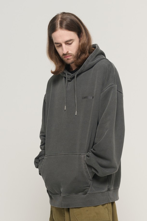 ESSENTIAL 로고 피그먼트 후드 티셔츠 (차콜)는 넉넉한 오버핏으로 편안한 착용감을 제공하는 남성용 후드 티셔츠입니다. 부드러운 면 소재에 피그먼트 워싱 처리를 하여 자연스러운 색감과 빈티지한 멋을 살렸습니다. 가을, 겨울, 봄까지 두루 활용 가능한 두꺼운 두께감으로, 캐주얼하고 베이직한 스타일을 연출하기 좋습니다. 캥거루 포켓과 긴 소매 디자인으로 실용성을 더했으며, 동네 마실룩, 집콕룩, 겨울 데일리룩 등 다양한 TPO에 활용하기 좋습니다. 미니멀, 스트리트 스타일을 즐겨 입는 분들께 추천합니다.
