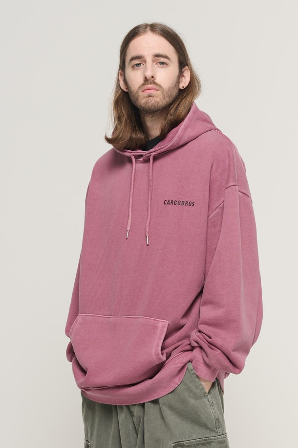 **ESSENTIAL 로고 피그먼트 후드 티셔츠 (버건디)**는 캐주얼하고 미니멀한 스타일을 추구하는 남녀 모두에게 잘 어울리는 후드 티셔츠입니다. 부드러운 촉감의 면, 폴리에스테르, 폴리우레탄 혼방 소재로 제작되어 사계절 내내 편안하게 착용할 수 있습니다. 오버핏으로 제작되었으며, 피그먼트 워싱 처리로 빈티지한 색감을 살렸습니다. 가슴 부분에는 미니멀한 로고 디자인이, 소매는 긴 소매로 디자인되었으며, 후드와 레이어드하여 다양한 스타일을 연출할 수 있어 동네 마실룩이나 집콕룩에 적합합니다.
