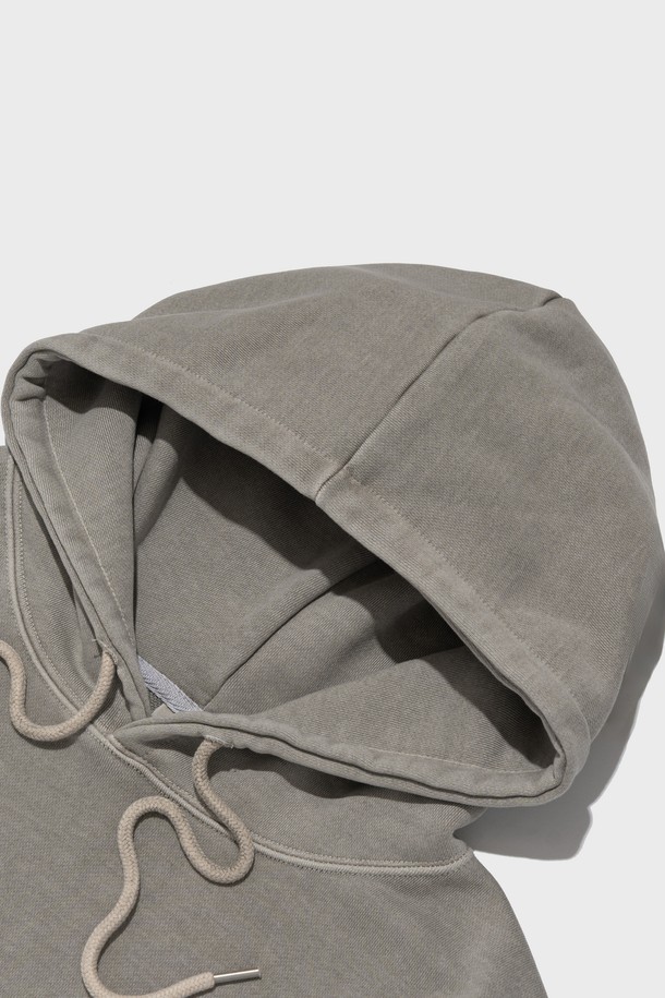 **에센셜 로고 피그먼트 후드 티셔츠 (베이지)**는 베이직하고 캐주얼한 스타일의 공용 후드 티셔츠입니다. 봄, 가을, 겨울에 착용하기 좋으며, 오버핏 디자인과 두꺼운 면 소재로 제작되어 부드러운 촉감을 선사합니다. 피그먼트 워싱 처리된 베이지 컬러에 로고 패턴이 돋보이며, 긴 소매 기장과 후드 디자인이 특징입니다. 동네 마실룩이나 캠핑룩, 캐주얼, 미니멀, 스트리트 스타일을 즐겨 입는 분들께 추천합니다.
