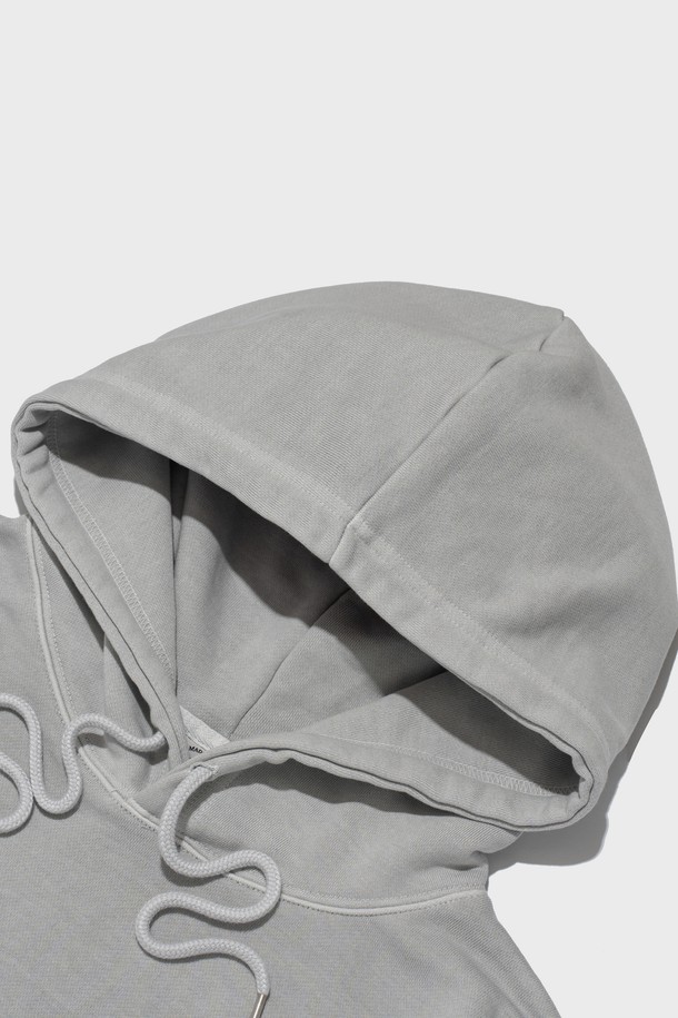 ESSENTIAL LOGO PIGMENT HOOD T-SHIRT (GRAY)는 미니멀하고 캐주얼한 스타일의 공용 후드 티셔츠입니다. 그레이, 버건디, 베이지 세 가지 색상으로 출시되었으며, 봄, 여름, 가을, 겨울 사계절 내내 착용 가능합니다. 면, 폴리에스테르, 폴리우레탄 혼방 소재로 제작되었으며, 부드러운 촉감을 자랑합니다. 피그먼트 워싱 가공을 거친 오버핏 디자인에 미니멀한 로고가 특징이며, 단품 또는 이너로 활용하기 좋습니다. 긴 소매 기장의 레귤러 기장으로 편안하게 착용할 수 있습니다.
