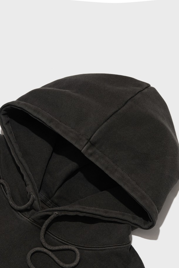 AMERICAN AUTHENTIC PIGMENT HOOD 티셔츠 (차콜)는 편안한 착용감을 선사하는 남녀 공용 후드 티셔츠입니다. 봄, 가을, 겨울 계절에 적합하며, 캐주얼하고 베이직한 스타일을 연출하기 좋습니다. 부드러운 면 소재와 두꺼운 두께감으로 제작되었으며, 레귤러 핏으로 편안하게 착용할 수 있습니다. 차콜 컬러에 로고와 프린트 무늬가 특징이며, 피그먼트 워싱 처리하여 빈티지한 느낌을 더했습니다. 긴 소매 기장과 후드 디자인으로 활동성을 높였습니다.
