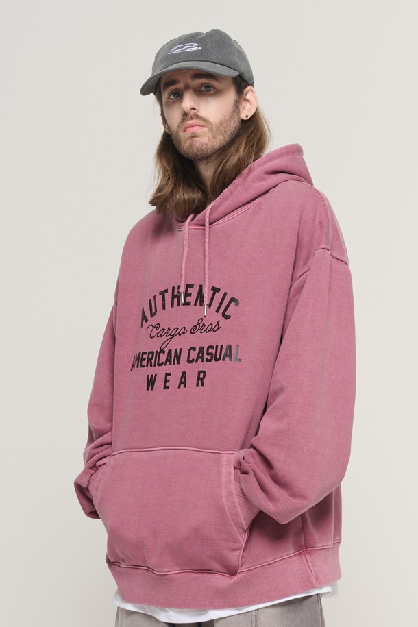 AMERICAN AUTHENTIC PIGMENT 후드 티셔츠 (버건디)는 남성 고객을 위한 캐주얼/스트릿 스타일의 후드 티셔츠입니다. 가을/겨울 시즌에 적합하며, 두꺼운 두께감과 부드러운 촉감이 특징입니다. 피그먼트 워싱 처리된 로고/프린트 패턴이 돋보이며, 오버핏으로 편안한 착용감을 선사합니다. 일상, 집콕, 산책 등 다양한 TPO에 활용하기 좋으며, 미니멀한 스타일 연출에도 용이합니다.
