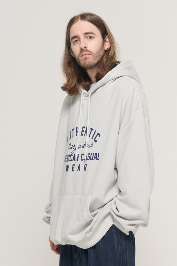 AMERICAN AUTHENTIC PIGMENT 후드 티셔츠 (그레이)는 캐주얼, 미니멀, 스트리트 스타일을 즐기는 남성들을 위한 오버핏 후드 티셔츠입니다. 봄, 가을, 겨울에 착용하기 좋으며, 동네 마실룩이나 겨울 데일리룩에 활용하기 좋습니다. 부드러운 촉감의 면, 폴리에스테르, 폴리우레탄 혼방 소재로 제작되었으며, 빈티지 워싱 가공과 아치형 로고 프린트가 특징입니다. 두꺼운 두께감으로 보온성을 높였으며, 단독 또는 이너로 다양하게 활용할 수 있습니다. 긴소매 디자인과 후드 네크라인이 편안함과 스타일리시함을 동시에 선사합니다.
