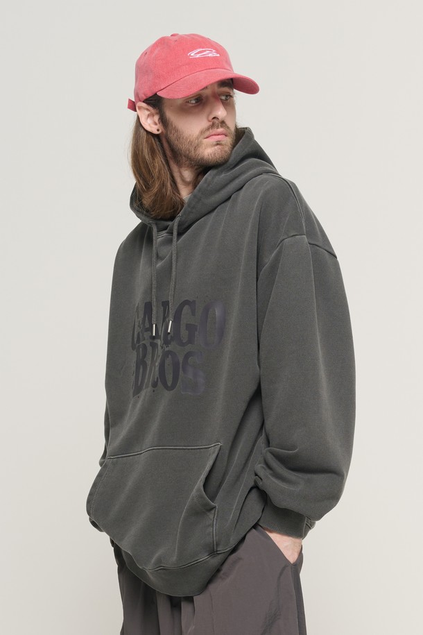 빈티지 웨이브 로고 피그먼트 후드 티셔츠 (차콜)는 남녀 모두 착용 가능한 캐주얼 후드 티셔츠입니다. 부드러운 촉감의 면, 폴리에스테르, 우레탄 혼방 소재로 제작되었으며, 사계절 활용 가능한 적당한 두께감입니다. 웨이브 로고 아트워크와 피그먼트 워싱 처리가 특징이며 자연스러운 차콜 컬러가 돋보입니다. 오버핏 디자인으로 편안한 착용감을 제공하며, 동네 마실룩이나 캠핑룩, 캐주얼, 미니멀, 스트리트 스타일을 연출하기 좋습니다. 긴 소매와 후드 디자인으로 다양한 스타일링이 가능합니다.
