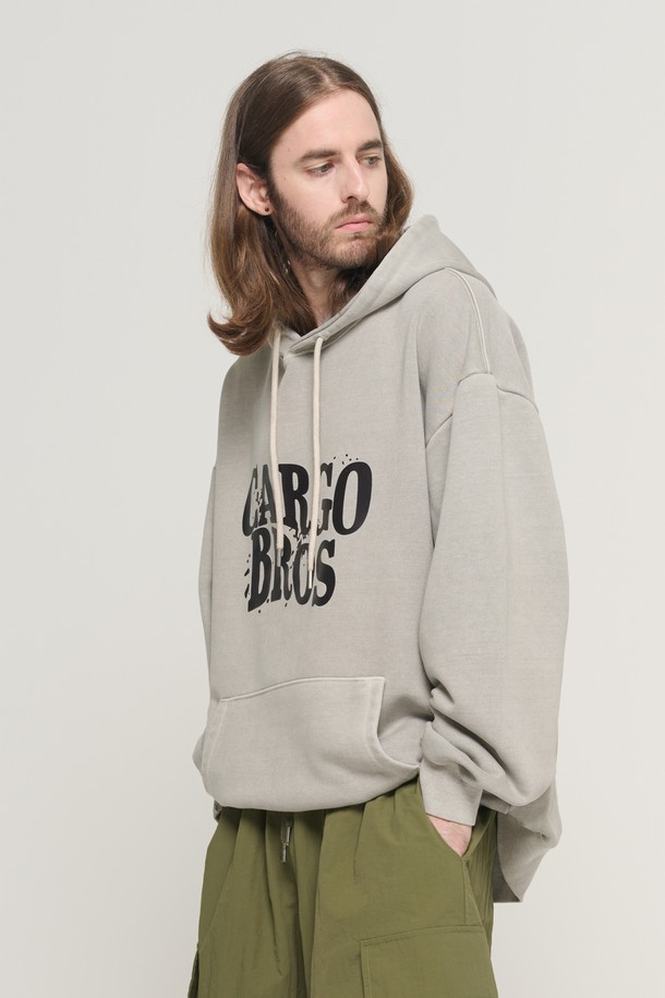 빈티지 웨이브 로고 피그먼트 후드 티셔츠 (베이지)는 캐주얼 및 스트리트 스타일을 즐기는 분들을 위한 사계절용 후드 티셔츠입니다. 오버핏으로 편안한 착용감을 제공하며, 부드러운 촉감의 면, 폴리에스테르, 우레탄 혼방 소재로 제작되었습니다. 동네 마실룩이나 캠핑룩에 잘 어울리는 디자인으로, 웨이브 로고 아트워크와 페인트 스플래터 효과로 빈티지 무드를 더했습니다. 긴소매, 후드 디자인에 베이지 컬러가 더해져 다양한 스타일링에 활용하기 좋습니다. 피그먼트 워싱 기법으로 은은한 멋을 살린 후드 티셔츠입니다.
