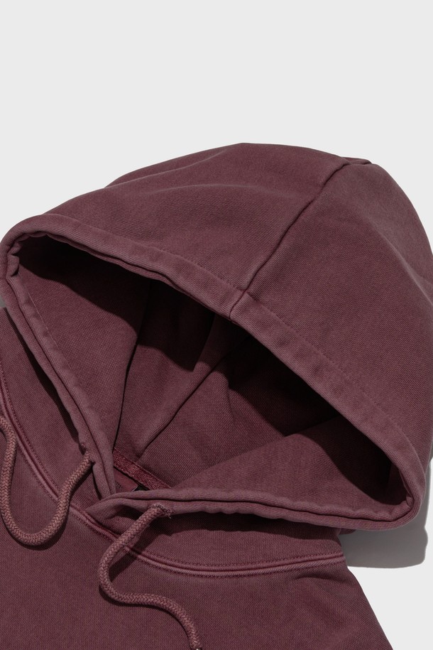 EASTERN LOGO 피그먼트 후드 티셔츠 (버건디)는 캐주얼, 미니멀, 스트리트 스타일을 즐기는 분들을 위한 오버핏 후드 티셔츠입니다. 가을, 겨울 시즌에 적합하며, 3중 구조 원단과 피그먼트 가공으로 빈티지한 촉감을 살렸습니다. 넉넉한 오버사이즈 핏과 긴 소매 기장으로 편안한 착용감을 제공하며, 일상, 집콕, 산책 등 다양한 TPO에 활용할 수 있습니다. 로고 패턴이 돋보이는 버건디 컬러의 두꺼운 후드 티셔츠로, 스타일리시한 겨울 데일리룩을 완성해 보세요.
