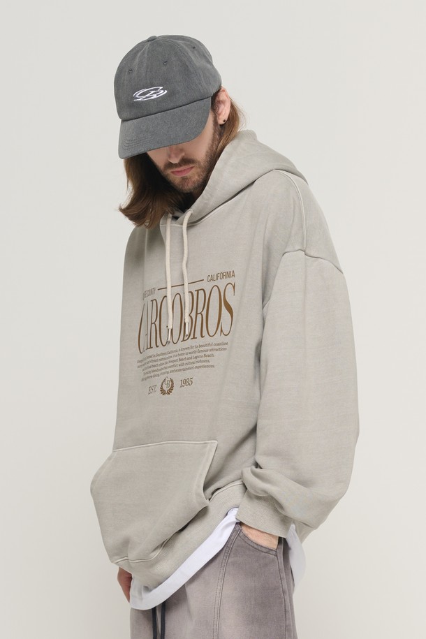 EASTERN (이스턴) 로고 피그먼트 후드 티셔츠 (베이지)는 봄, 가을 시즌에 어울리는 남성용 오버핏 후드 티셔츠입니다. 부드러운 면 소재에 두꺼운 두께감으로 제작되어 편안한 착용감을 선사하며, 피그먼트 워싱 처리를 통해 빈티지한 무드를 더했습니다. 캐주얼, 스트릿 스타일을 즐겨 입는 분들께 추천드리며, 동네 마실룩이나 캠핑룩으로 활용하기 좋습니다. 가슴 부분의 로고 패턴이 돋보이는 미니멀한 디자인으로 다양한 스타일을 연출할 수 있습니다.
