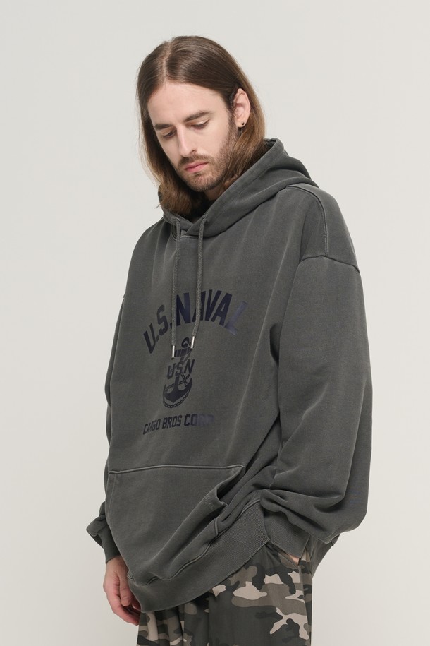 USN 마린 피그먼트 후드 티셔츠 (차콜)는 가을, 겨울 시즌에 어울리는 남성용 후드 티셔츠입니다. 부드러운 면 소재로 제작되어 편안한 착용감을 선사하며, 두꺼운 두께감으로 보온성을 높였습니다. 차콜 컬러에 오버핏 디자인으로 캐주얼 및 스트릿 스타일을 연출하기 좋으며, 피그먼트 워싱 처리로 빈티지한 매력을 더했습니다. 긴 소매와 후드 디자인으로 겨울 데일리룩, 집콕룩, 산책룩 등 다양한 TPO에 활용할 수 있습니다. 로고 프린트가 돋보이는 미니멀한 디자인으로, 어떤 스타일에도 쉽게 매치할 수 있습니다.
