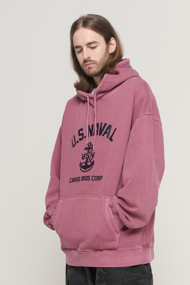 USN 마린 피그먼트 후드 티셔츠 (버건디)는 캐주얼, 스트릿 스타일을 즐기는 남녀 모두에게 잘 어울리는 후드 티셔츠입니다. 넉넉한 오버핏과 두꺼운 면 소재로 제작되어 가을, 겨울철 데일리룩에 따뜻함과 편안함을 더합니다. 버건디 컬러에 로고, 프린트 패턴이 돋보이며, 캥거루 포켓이 실용성을 더합니다. 긴 소매 기장과 후드 디자인으로 보온성을 높였으며, 부드러운 촉감이 특징입니다.
