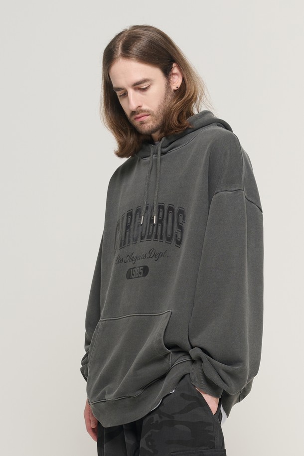 1985 아치 로고 피그먼트 후드 티셔츠 (차콜)는 남성용 후드 티셔츠입니다. 차콜, 버건디, 베이지, 그레이 4가지 색상으로 출시되었으며, 면, 폴리에스터, 우레탄 혼방 소재로 제작되어 부드러운 촉감을 자랑합니다. 두꺼운 두께감으로 봄, 가을, 겨울 다양한 계절에 착용 가능하며, 오버핏 디자인과 전면 아치형 레터링, 1985 타이포그래피, 피그먼트 워싱 디테일이 스트릿, 캐주얼, 레트로 스타일을 연출합니다. 겨울철 데일리룩에 활용하기 좋은 아이템입니다.
