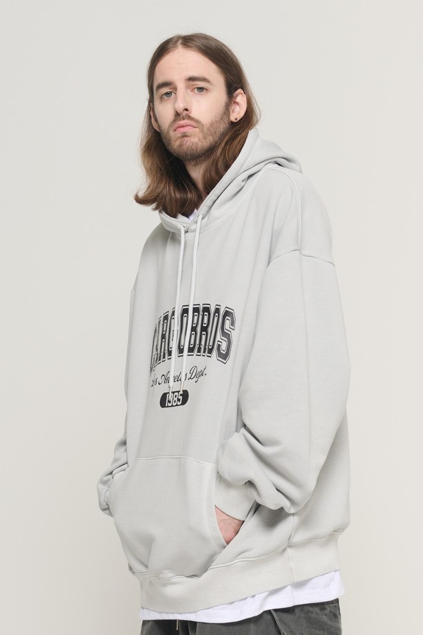 1985 아치 로고 피그먼트 후드 티셔츠 (그레이)는 캐주얼, 스트릿 스타일을 즐기는 남성을 위한 후드 티셔츠입니다. 가을, 겨울에 어울리는 두꺼운 두께감과 부드러운 촉감으로 편안한 착용감을 선사합니다. 오버핏으로 제작되었으며, 피그먼트 염색 기법을 사용하여 빈티지한 무드를 더했습니다. 가슴 부분에는 아치형 레터링과 1985 타이포그래피 프린팅이 멋스럽게 디자인되어 있습니다. 겨울 데일리룩, 집콕룩 등 다양한 TPO에 활용하기 좋습니다.
