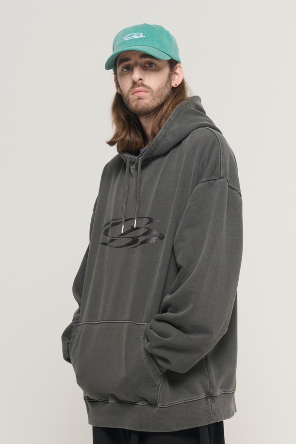 CRACK CIRCLE LOGO PIGMENT HOOD T-SHIRT (차콜)는 캐주얼, 스트리트 스타일을 아우르는 남녀 공용 후드 티셔츠입니다. 봄, 가을, 겨울, 세 계절 활용 가능하며, 오버핏과 릴랙스핏으로 편안한 착용감을 선사합니다. 면, 폴리에스터, 우레탄 혼방 소재로 제작되었으며, 부드러운 촉감과 두꺼운 두께감으로 포근함을 더했습니다. 피그먼트 워싱 처리로 빈티지한 느낌을 살리고, 서클 로고 디자인으로 포인트를 주어 집콕룩, 겨울 데일리룩, 산책룩 등 다양한 TPO에 활용하기 좋습니다. 
