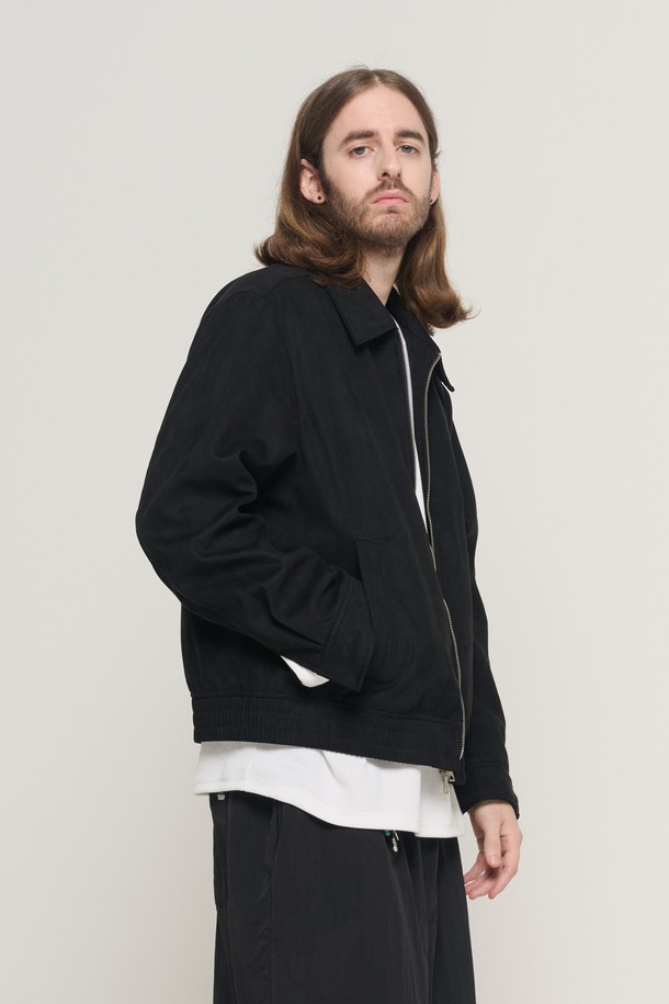 블랙 컬러의 스웨이드 집업 블루종 재킷입니다. 미니멀하고 캐주얼한 스타일로, 부드러운 촉감과 두꺼운 두께가 특징입니다. 봄, 가을 시즌에 데이트룩 또는 가을 나들이룩으로 활용하기 좋습니다. 레귤러 핏으로 제작되었으며, 긴 소매 기장과 집업 디테일이 돋보입니다. 클래식한 디자인으로 다양한 스타일 연출이 용이합니다.
