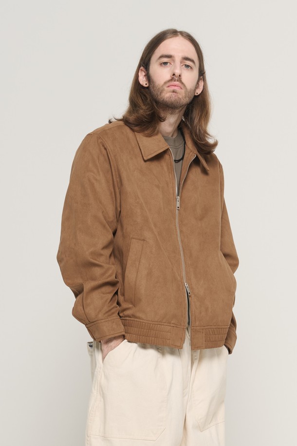 베이지 컬러의 스웨이드 집업 블루종 재킷입니다. 부드러운 촉감의 폴리에스테르 스웨이드 소재로 제작되었으며, 봄, 가을 시즌에 착용하기 좋습니다. 캐주얼 및 베이직 스타일을 연출하기에 적합하며, 릴렉스 핏과 립 디테일, 투웨이 지퍼가 특징입니다. 남성용으로, 데일리룩에 편안함과 스타일을 더할 수 있는 아이템입니다. 블랙, 브라운 컬러도 함께 만나보세요.
