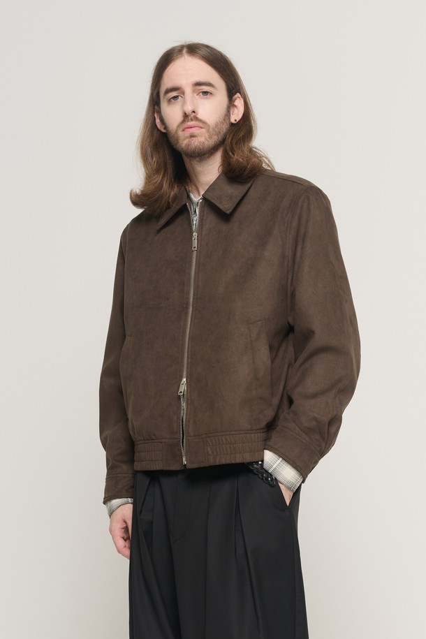 부드러운 스웨이드 촉감이 돋보이는 SUEDE ZIP-UP BLOUSON 재킷 (브라운)입니다. 캐주얼한 무드를 연출하며, 데이트룩, 쇼핑룩, 카페룩 등 다양한 TPO에 활용하기 좋습니다. 오버핏 디자인과 투웨이 지퍼, 밑단 시보리 디테일로 편안함과 스타일리시함을 동시에 잡았습니다. 미니멀하고 시크한 스타일을 선호하는 분들께 추천하는 아이템입니다. 브라운, 블랙, 베이지 세 가지 컬러로 만나보세요.
