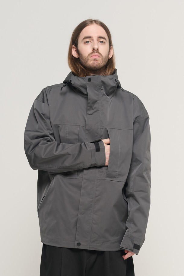 4D TECH 윈드브레이커 재킷 (차콜)은 남성용 윈드브레이커입니다. 롱 기장의 오버핏으로 제작되었으며, 방수 기능을 갖춰 일상생활과 스포츠 활동 모두에 적합합니다. 입체적인 실루엣을 연출하는 구조적 절개선과 허리 조절 시스템, 그리고 실용적인 전면 포켓이 특징입니다. 차콜, 블랙, 아이보리 세 가지 색상으로 출시되었으며, 봄, 가을 시즌에 스포티하고 모던한 스타일을 연출하기 좋습니다. 얇고 가벼운 폴리에스테르 소재로 제작되어 편안한 착용감을 제공합니다.
