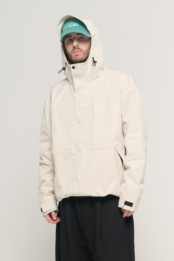 4D TECH 윈드브레이커 재킷 (아이보리)은 남성용 윈드브레이커로, 봄, 가을에 착용하기 좋은 아이템입니다. 방수 및 방풍 기능을 갖춘 테크니컬 소재의 얇은 두께감과 뻣뻣한 촉감이 특징이며, 일상 및 스포츠 활동에 적합합니다. 스포티하고 캐주얼한 스타일을 연출하며, 오버핏 크롭 기장과 집업 여밈 방식, 스탠드칼라 디자인이 돋보입니다. 산책, 여행, 등산 등 다양한 TPO에 활용할 수 있으며, 미니멀한 룩에도 잘 어울립니다.
