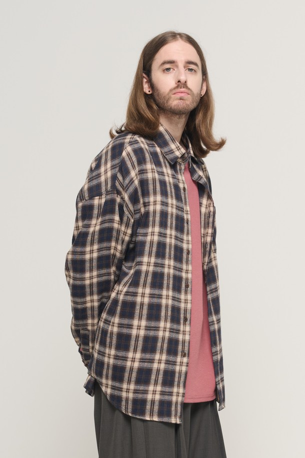 네이비 컬러의 RETRO OVER CHECK SHIRT (레트로 오버 체크 셔츠)는 빈티지 스타일의 체크 패턴이 돋보이는 남성용 셔츠입니다. 봄, 가을에 입기 좋으며, 롱 기장에 오버핏과 루즈핏으로 편안한 착용감을 선사합니다. 면과 폴리에스테르 혼방 소재로 가볍고 부드러운 촉감을 느낄 수 있으며, 넉넉한 암홀 디자인으로 활동성을 높였습니다. 데이트룩, 카페룩 등 다양한 TPO에 맞춰 캐주얼, 레트로, 클래식 스타일을 연출할 수 있습니다. 긴소매와 카라 디자인이 특징이며, 다양한 스타일링이 가능하여 활용도가 높습니다.
