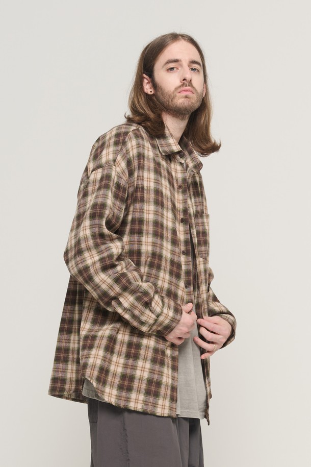 레트로 오버 체크 셔츠 (베이지)는 쌀쌀한 가을, 겨울 날씨에 어울리는 남성용 셔츠입니다. 부드러운 면 소재로 제작되어 편안한 착용감을 선사하며, 오버핏 디자인과 긴 소매 기장으로 여유로운 실루엣을 연출합니다. 베이지와 브라운 컬러 조합의 체크 패턴이 레트로 무드를 더하고, 카라넥과 포켓 디테일이 캐주얼한 매력을 더합니다. 가을 나들이룩, 겨울 데일리룩 등 다양한 TPO에 활용하기 좋은 아이템입니다.
