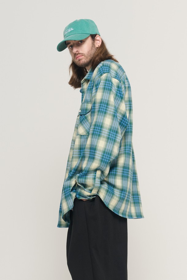 POCKET FLANNEL OVER CHECK SHIRT (GREEN)는 남성용 상의로, 가을, 겨울에 어울리는 두꺼운 플란넬 체크 셔츠입니다. 부드러운 면 소재로 제작되어 편안한 착용감을 제공하며, 톤 다운된 그린, 블루, 크림 컬러의 체크 패턴이 특징입니다. 넉넉한 오버핏과 긴 소매 기장으로 캐주얼하고 클래식한 스타일을 연출하며, 일상 및 가을, 겨울 데일리룩에 활용하기 좋습니다. 가슴 부분에는 포켓이 있어 실용성을 더했습니다.

