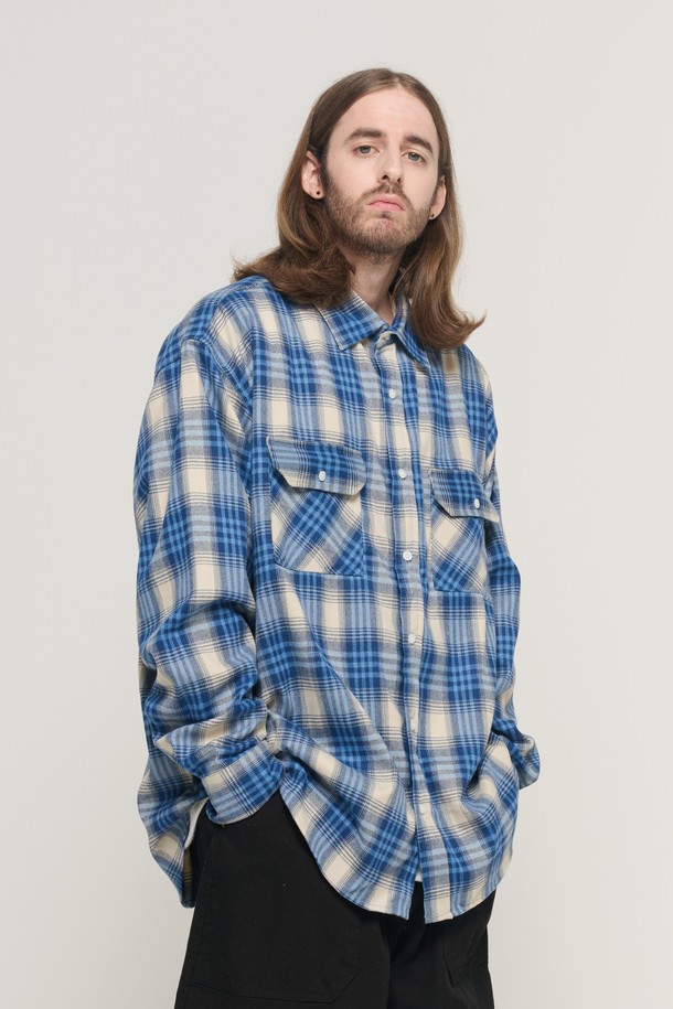 블루와 화이트 컬러의 체크 패턴이 돋보이는 포켓 플란넬 오버 체크 셔츠입니다. 부드러운 플란넬 소재로 제작되어 가을, 겨울 시즌에 따뜻하고 편안하게 착용할 수 있습니다. 넉넉한 오버핏으로 캐주얼한 스타일을 연출하며, 긴 소매와 카라 디자인이 특징입니다. 일상복으로 활용하기 좋으며, 포켓 디테일이 실용성을 더합니다. 클래식, 미니멀 스타일을 선호하는 남성분들께 추천합니다.
