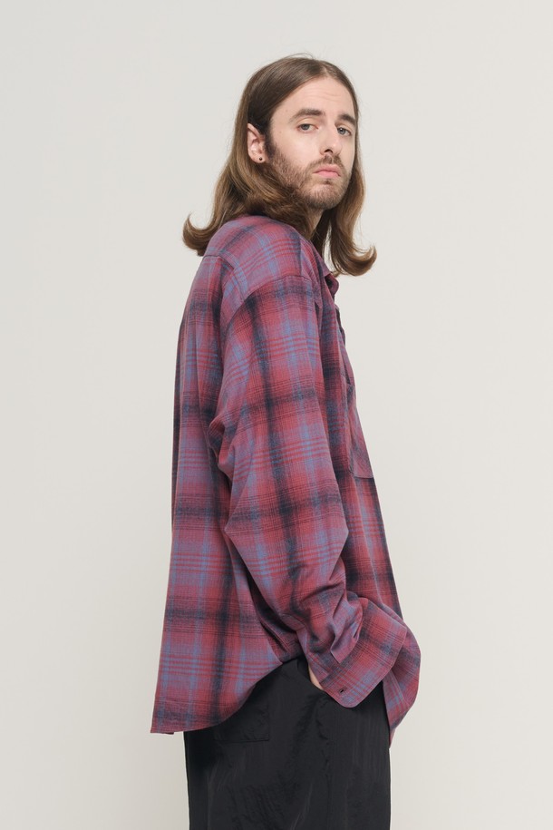 피치 코튼 플란넬 오버핏 체크 셔츠 (와인)는 가을, 겨울 시즌에 따뜻하고 포근한 스타일을 연출하기에 완벽합니다. 부드러운 촉감의 면과 플란넬 소재가 혼방되어 편안한 착용감을 제공하며, 넉넉한 오버핏 디자인으로 캐주얼한 무드를 더합니다. 와인 컬러와 체크 패턴이 어우러져 데이트룩, 카페룩 등 다양한 TPO에 활용하기 좋습니다. 클래식하면서도 미니멀한 스타일을 선호하는 남성분들께 추천하며, 버튼다운 디테일로 포인트를 살렸습니다. 긴 소매 기장으로 보온성을 높여 겨울철 데일리룩으로 손색없습니다.
