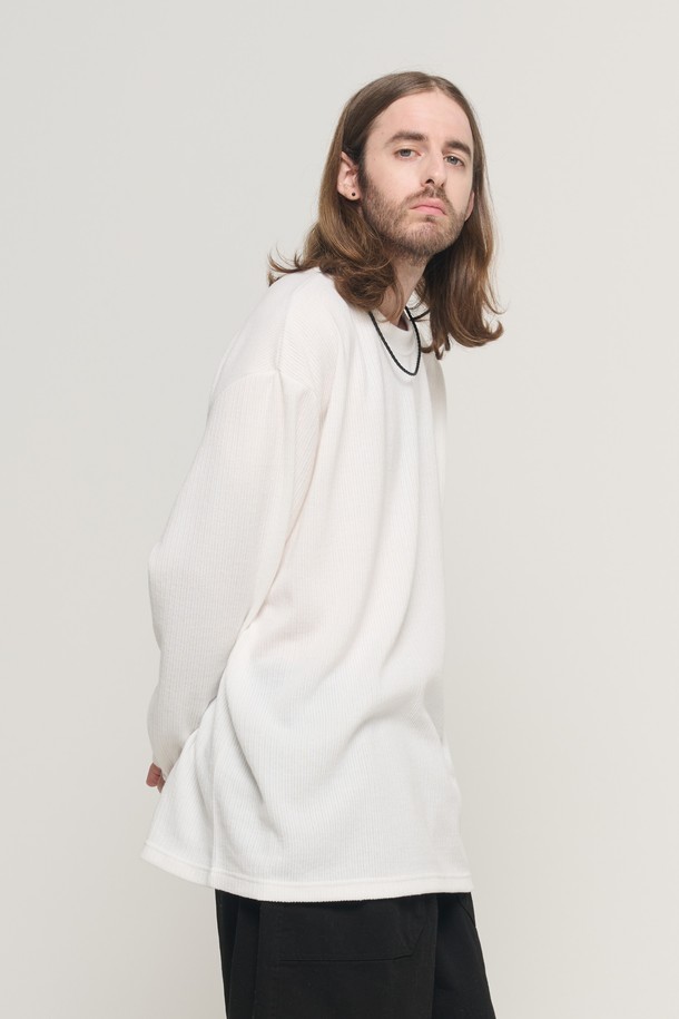 라운드 오버스 핏 롱 니트 슬리브 (화이트)는 가을, 겨울 시즌에 적합한 공용 의류입니다. 부드러운 촉감의 폴리에스터와 스판덱스 혼방 소재로 제작되었으며, 베이직하고 캐주얼한 스타일을 연출합니다. 라운드 넥과 긴 소매, 무지 디자인으로, 여유로운 오버핏 실루엣을 자랑합니다. 얇은 두께감으로 레이어드하여 다양한 스타일을 연출할 수 있으며, 드롭 숄더와 넓은 암홀 디테일이 특징입니다. 블랙 색상도 준비되어 있습니다.
