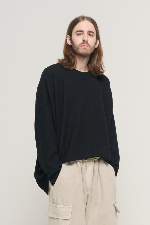 라운드 오버스 핏 롱 니트 슬리브 (블랙)는 남성을 위한 베이직하고 미니멀한 스타일의 니트입니다. 가을과 겨울에 적합하며, 부드러운 촉감의 폴리에스테르, 스판덱스 혼방 소재로 제작되었습니다. 라운드 넥에 긴 소매, 오버핏 실루엣으로 편안한 착용감을 선사하며, 드롭숄더 디자인이 특징입니다. 무지 패턴에 다양한 스타일 연출이 가능하며, 레이어드하여 입기에도 좋습니다. 데일리룩, 집콕룩, 산책룩 등 편안한 무드의 스타일을 연출해보세요.
