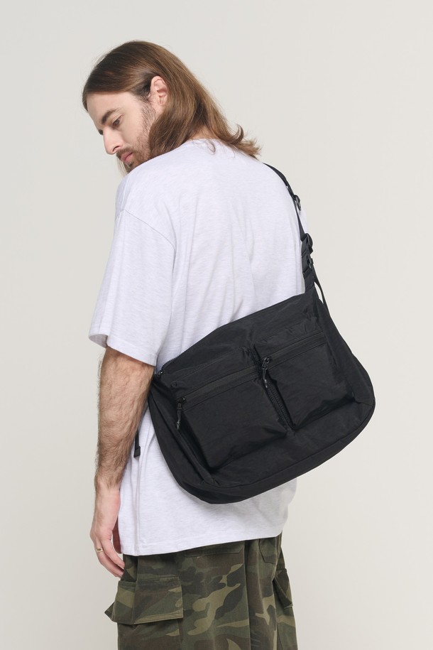 트래블 라인 유틸리티 하프 크로스백 (블랙)은 일상과 여행에서 모두 활용 가능한 남성용 가방입니다.  미디엄 사이즈의 사각 디자인으로, 무지 패턴과 블랙 컬러가 미니멀하고 시티보이 스타일을 연출합니다.  나일론 소재로 제작되어 실용적이며, 유틸리티 디자인과 하프 크로스백 스타일로 독특한 매력을 더했습니다.  지퍼형 잠금 방식으로 소지품을 안전하게 보관할 수 있으며, 넉넉한 수납공간을 제공합니다.  캐주얼, 여행룩, 출근룩 등 다양한 TPO에 맞춰 활용할 수 있는 실용적인 가방입니다.
