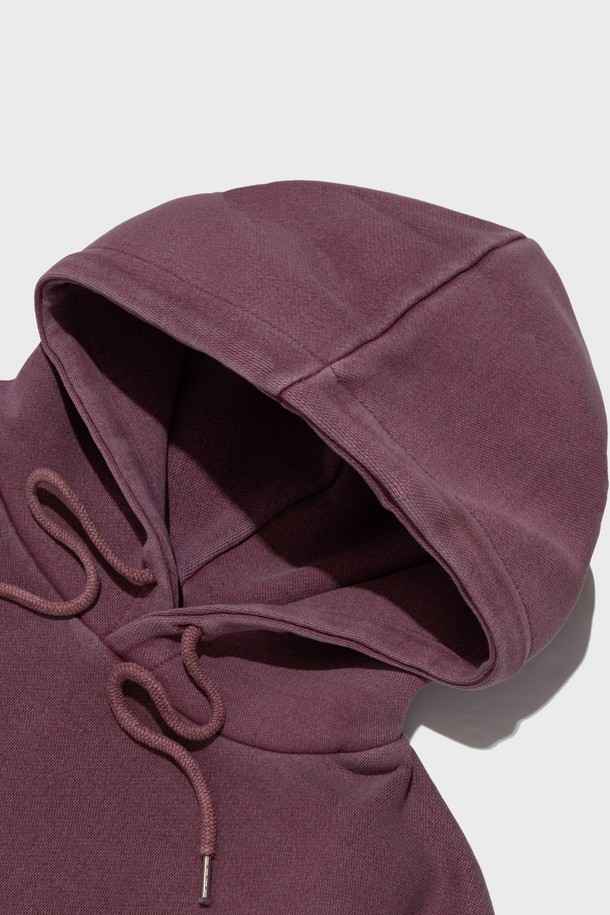 톤 다운된 버건디 컬러가 매력적인 피그먼트 웨이트 후드입니다. 오버핏 디자인으로 편안한 착용감을 선사하며, 두꺼운 두께감과 부드러운 촉감으로 가을, 겨울 시즌 따뜻하게 입기 좋습니다. 캥거루 포켓 디테일이 실용성을 더하고, 무지 디자인으로 어떤 스타일에도 쉽게 매치할 수 있습니다. 집콕룩, 겨울 데일리룩, 산책룩 등 다양한 TPO에 활용하여 캐주얼하면서도 미니멀한 스타일을 연출해보세요. 면 소재로 제작되어 편안함과 활동성을 모두 갖춘 후드티셔츠입니다.
