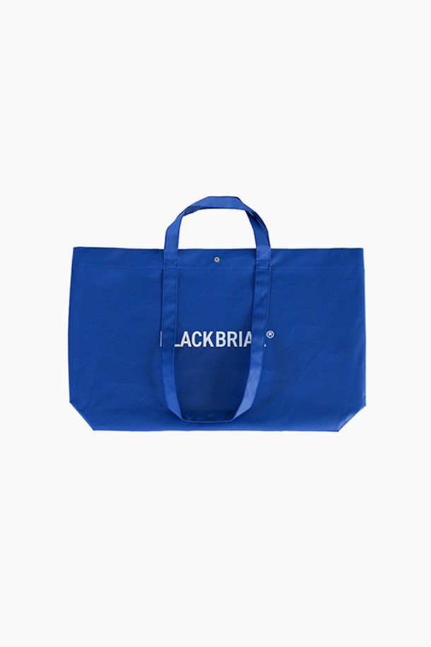 BB 레인지 X 토트백 M (바이탈리티 블루)는 남성을 위한 미디엄 사이즈 토트백입니다. 폴리에스테르와 TPU 소재로 제작되어 튼튼하며, 방수 및 생활 방수 기능을 갖춰 일상생활과 여행 시 유용합니다. 미니멀, 클래식, 캐주얼 스타일의 의상에 잘 어울리며, 사각 형태의 무지 디자인으로 다양한 TPO에 활용할 수 있습니다. 다용도 수납이 가능하며 오픈형 잠금 방식으로 편리하게 사용할 수 있는 프리미엄 토트백입니다.
