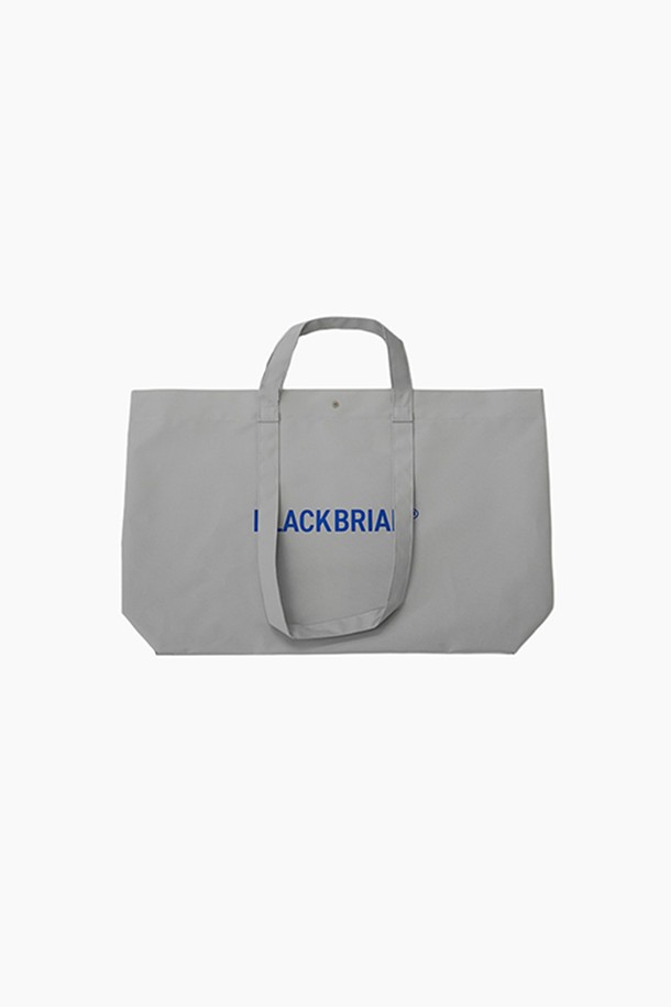 BB 레인지 X 토트백 M (루나 그레이)는 남성을 위해 디자인된 가방입니다. 미디엄 사이즈의 사각 토트백으로, 폴리에스테르와 TPU 소재를 사용하여 제작되어 생활 방수 기능을 제공합니다. 무지 패턴에 로고 디자인 장식이 더해져 미니멀, 캐주얼, 시크한 스타일을 연출하며, 일상 및 여행 시 실용적인 사용이 가능한 다용도 가방입니다. 넉넉한 수납공간과 오픈형 잠금 방식으로 편리함을 더했습니다. 출근룩과 여행룩에 모두 잘 어울리는 스타일을 완성해보세요.
