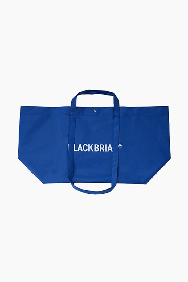 BB 레인지 X 토트백 L (바이탈리티 블루)는 남성을 위한 라지 사이즈 토트백입니다. 방수 기능과 넉넉한 수납 공간을 갖춰 여행이나 일상, 아웃도어 활동에 적합합니다. 바이탈리티 블루 컬러에 로고 패턴이 돋보이며, 캐주얼, 미니멀, 고프코어 스타일을 아우릅니다. 반응형 구조와 다용도 수납이 가능하며, 오픈형 잠금 방식으로 편리함을 더했습니다. 여행룩, 휴가룩에 매치하여 스타일리시함을 더해보세요.
