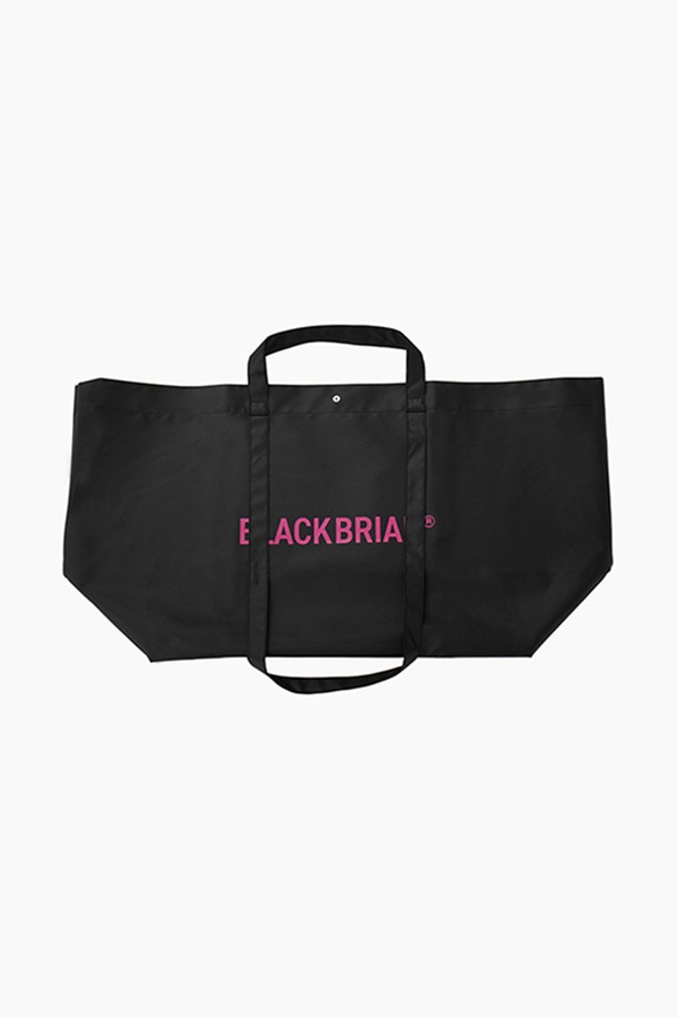 BB 레인지 X 토트백 L (애쉬 블랙)은 미니멀하고 시크한 스타일을 추구하는 남성을 위한 라지 사이즈 토트백입니다. 블랙 컬러의 무지 디자인으로, 여행룩이나 출근룩 등 다양한 TPO에 활용하기 좋습니다. 튼튼한 폴리에스테르와 TPU 소재를 사용하여, 생활 방수 기능을 갖춘 동시에 DrycoatexTM TPU 코팅으로 내구성을 높였습니다. 사각 형태의 대용량 가방으로, 일상 및 여행 시 넉넉한 수납공간을 제공합니다. 오픈형 잠금 방식으로 편리하게 물건을 넣고 꺼낼 수 있습니다.
