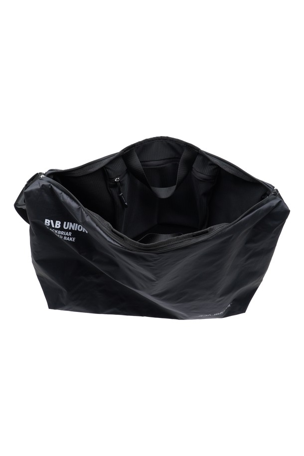 라이트 크로스백 라지 [애쉬블랙]는 미니멀, 캐주얼, 시크 스타일을 추구하는 남성분들을 위한 가방입니다. 넉넉한 수납 공간을 제공하는 라지 사이즈에, 방수 기능과 가벼운 무게(330g)로 제작되어 일상 및 출근룩, 여행룩에 적합합니다. 폴리에스테르 소재의 무지 디자인에 클립형 잠금 방식으로 편리함을 더했습니다. 애쉬블랙 컬러는 어떤 스타일에도 자연스럽게 어울리며, 사이즈 조절이 가능하여 실용성을 높였습니다. 심플하면서도 세련된 디자인으로 데일리 크로스백을 찾는 분들께 추천합니다.
