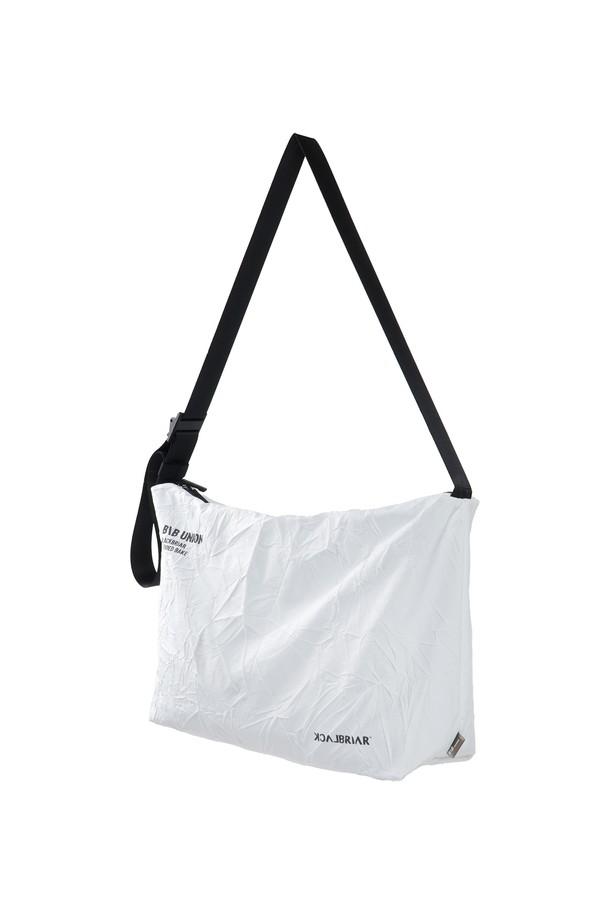 라이트 크로스백 라지 [애쉬화이트]는 가볍고 튼튼한 나일론과 폴리에스테르 혼방 소재로 제작된 남성용 크로스백입니다. 넉넉한 수납 공간의 사각 디자인으로, 클립형 잠금 방식과 클립형 조절 기능으로 편리성을 더했습니다. 방수 기능과 경량성을 갖춰 여행룩, 산책룩 등 다양한 TPO에 활용하기 좋습니다. 미니멀, 시티보이 스타일의 캐주얼룩에 매치하여 세련된 스타일을 연출해보세요.
