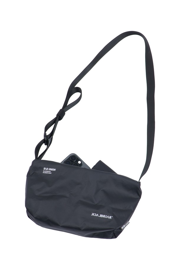 애쉬블랙 컬러의 라이트 크로스백 스몰입니다. 가볍고 튼튼한 폴리에스테르 소재로 제작되어 일상생활에서 편안하게 사용할 수 있습니다. 미니멀하고 캐주얼한 스타일에 잘 어울리며, 사각형 디자인과 지퍼형 잠금 방식으로 실용성을 더했습니다. 남성 고객을 위한 제품으로, 무지 디자인으로 어떤 스타일에도 쉽게 매치할 수 있습니다. 가벼운 소지품을 간편하게 수납하기에 좋습니다.
