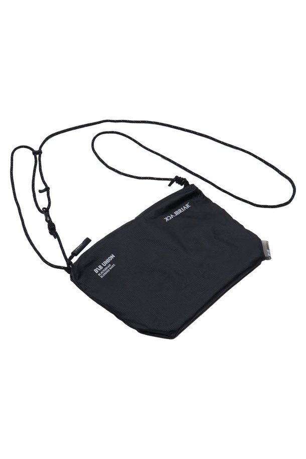 애쉬블랙 컬러의 라이트 크로스 플랫백 스몰입니다. 가볍고 실용적인 폴리에스테르 소재로 제작되어 편안하게 착용 가능합니다. 심플한 무지 디자인에 사각 형태, 지퍼형 잠금 방식으로 깔끔함을 더했습니다. 캐주얼, 미니멀, 시티보이 스타일을 추구하는 남성분들께 동네 마실, 산책, 여행 시 활용하기 좋습니다. 가볍고 간편하게 소지품을 휴대할 수 있는 데일리 크로스백입니다.
