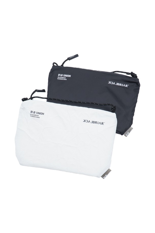 애쉬 화이트 컬러의 '라이트 크로스 플랫백 스몰'은 가볍고 실용적인 남성용 크로스백입니다. 나일론과 폴리에스테르 소재로 제작되어 내구성이 뛰어나며, 플랫한 디자인으로 깔끔한 느낌을 줍니다. 크로스백 형태로 편안하게 착용 가능하며, 일상생활에서 편리하게 사용할 수 있습니다. 미니멀, 캐주얼, 시티보이 스타일을 즐겨 입는 분들께 추천하며, 동네 마실룩이나 산책룩에 잘 어울립니다.
