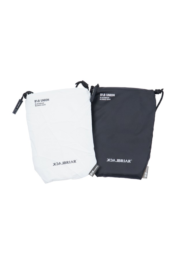 애쉬 화이트 색상의 라이트 크로스 플랫백 미니는 가볍고 실용적인 남성용 가방입니다. 나일론과 폴리에스터 혼방 소재로 제작되어 내구성이 뛰어나며, 사각 형태의 미니멀한 디자인이 특징입니다. '동네 마실룩'이나 '산책룩'에 어울리는 캐주얼하고 시티 보이 스타일을 연출하기 좋습니다. 무지 패턴으로 어떤 스타일에도 쉽게 매치할 수 있으며, 플랫백 디자인으로 깔끔함을 더했습니다. 가방 내부는 별도의 기능 없이, 크로스백 형태로 간편하게 착용할 수 있습니다.
