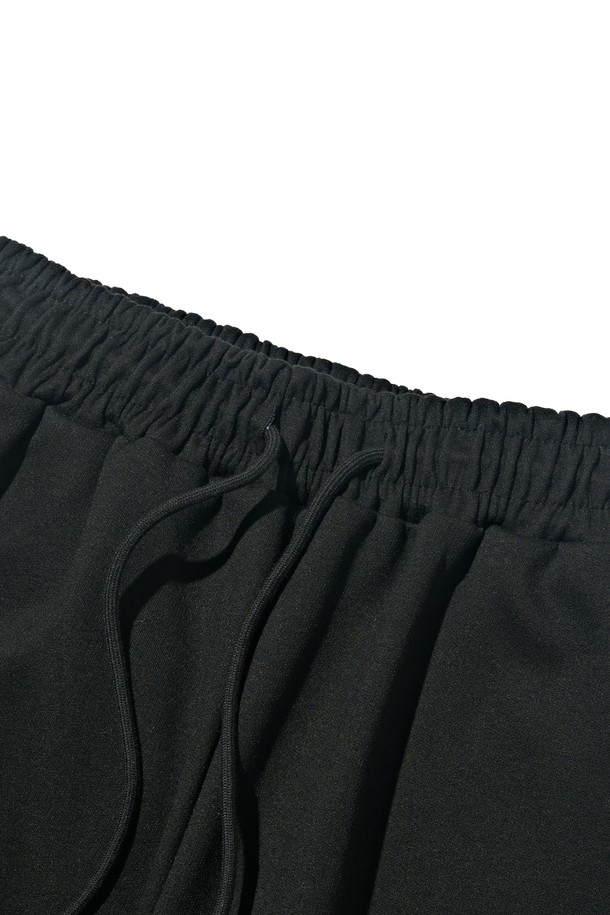 **스트릿 컴포트 스웨트팬츠 (블랙)**는 일상, 스포츠 활동에 모두 적합한 공용 스웨트팬츠입니다. 부드러운 면 소재로 제작되어 편안한 촉감을 제공하며, 봄, 여름, 가을 시즌에 활용하기 좋습니다. 루즈핏과 릴랙스핏으로 편안함을 더했으며, 밴딩 허리와 스트링 디테일, 지퍼 포켓으로 실용성을 높였습니다. 무지 디자인의 블랙 컬러로 어떤 스타일에도 쉽게 매치할 수 있으며, 캐주얼, 스포티, 스트릿 무드를 연출할 수 있습니다. 숏 기장으로 활동성을 높인 제품입니다.
